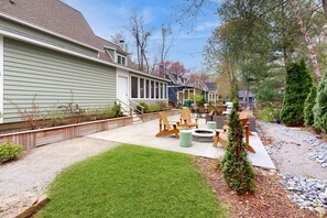 Outdoor dining - Lovely Union Pier Home with WiFi/Backyard/Firepit/Private Hot Tub/Pool (Union Pier)