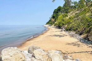Beach nearby - Appy Place with beautiful yard, apple trees, & firepit - walk to private beach (South Haven)