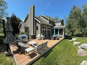 Outdoor dining - Appy Place with beautiful yard, apple trees, & firepit - walk to private beach (South Haven)