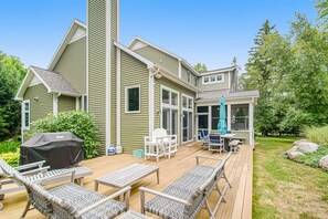 Outdoor dining - Appy Place with beautiful yard, apple trees, & firepit - walk to private beach (South Haven)