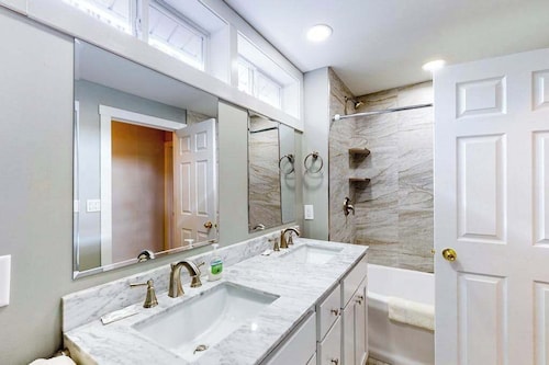 Remodeled farmhouse near downtown with a firepit, central AC & washer/dryer,