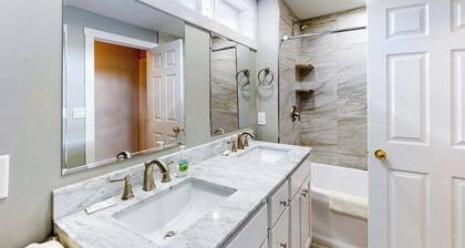 Remodeled farmhouse near downtown with a firepit, central AC & washer/dryer,