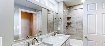 Remodeled farmhouse near downtown with a firepit, central AC & washer/dryer,