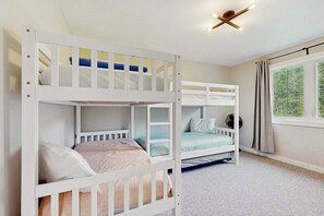 4 bedrooms, desk, travel cot, WiFi - Newly-built home on a grassy lot with washer/dryer & screened deck (Sawyer)
