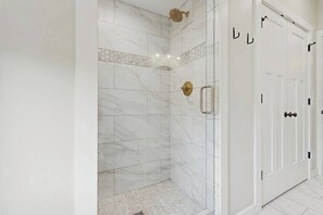 Shower, hair dryer, towels - Newly-built home on a grassy lot with washer/dryer & screened deck (Sawyer)