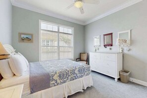 3 Schlafzimmer, Schreibtisch, Bügeleisen/Bügelbrett, WLAN