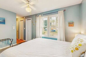 2 bedrooms, iron/ironing board, WiFi, bed sheets - Dog-friendly cottage with private beach, screened porch, wood fireplace & AC (Lakeside)