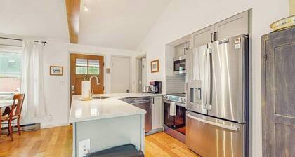 Dog-friendly cottage with private beach, screened porch, wood fireplace & AC