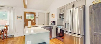 Dog-friendly cottage with private beach, screened porch, wood fireplace & AC