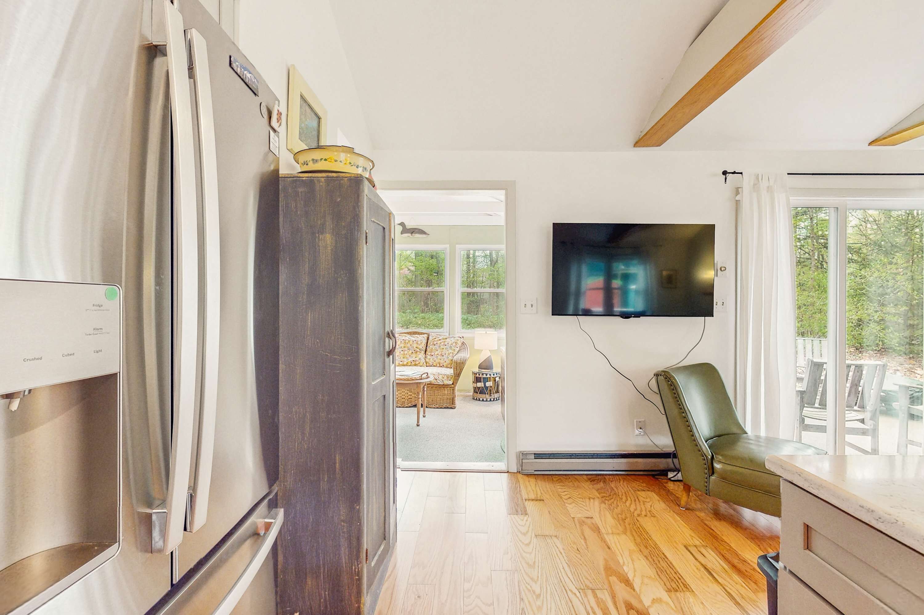 TV, fireplace, offices