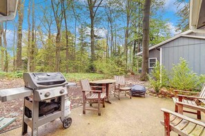 Outdoor dining - Dog-friendly cottage with private beach, screened porch, wood fireplace & AC (Lakeside)