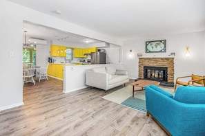 Ein modernes Wohnzimmer mit einer Couch, einem Couchtisch und einem Kamin.