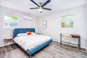 3 bedrooms, desk, iron/ironing board, travel cot - Steps to Ridge Road Beach Renovated Home w/ Private Hot Tub, Firepit & Porch (Grand Beach)