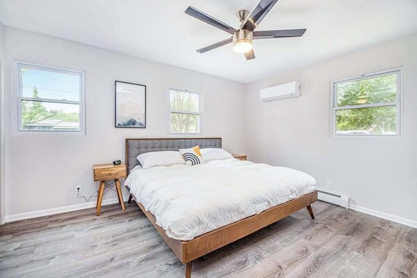 3 bedrooms, desk, iron/ironing board, travel cot - Steps to Ridge Road Beach Renovated Home w/ Private Hot Tub, Firepit & Porch (Grand Beach)