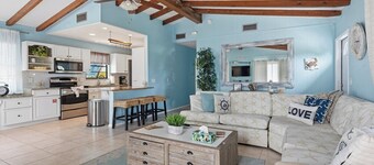 Blue Lagoon 2bed/2bath with private pool - no dockage