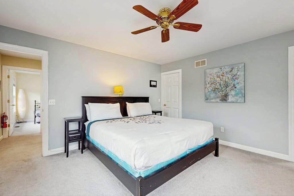 3 habitaciones, tabla de planchar con plancha, wifi y ropa de cama 