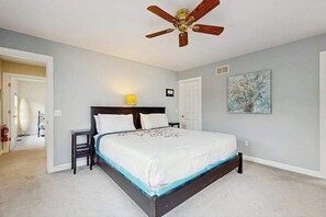 3 bedrooms, iron/ironing board, WiFi, bed sheets - Spacious downtown condo just one block from Kalamazoo River (Douglas)