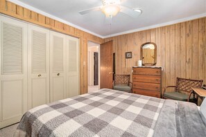 3 bedrooms, iron/ironing board, WiFi, bed sheets - Inviting dog-friendly home with Lake Michigan views & charming sunroom (South Haven)