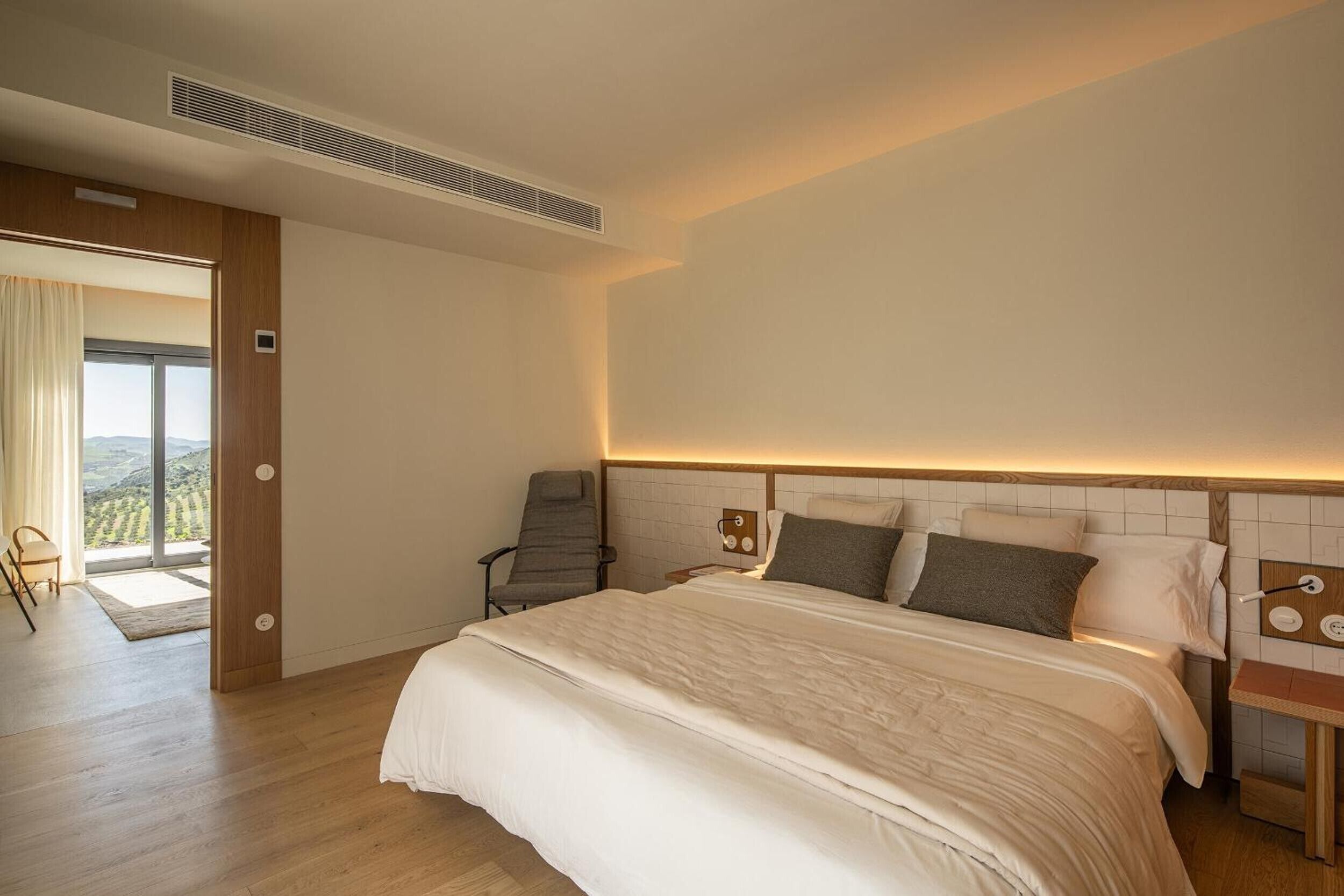 Tabla de planchar con plancha, wifi, ropa de cama