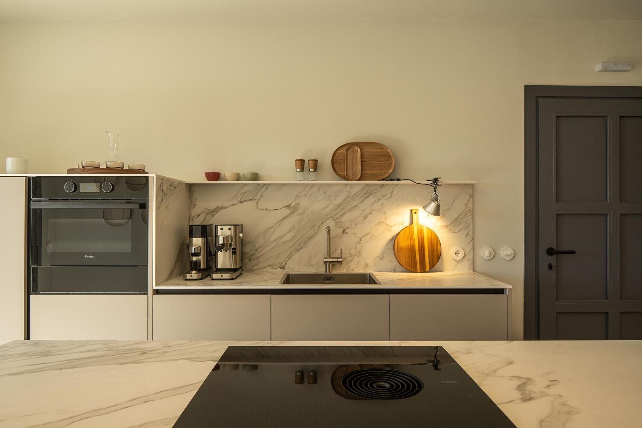 Frigorífico, microondas, horno y placa de cocina