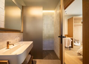Shower, hair dryer, towels - Designer House Laloma (Málaga)