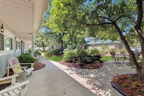 Outdoor dining - Stylish, ground-floor getaway between Saugatuck & Douglas, walk to it all! (Saugatuck)