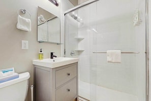 Douche, sèche-cheveux, serviettes fournies