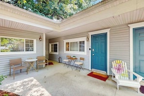 Outdoor dining - Stylish, ground-floor getaway between Saugatuck & Douglas, walk to it all! (Saugatuck)