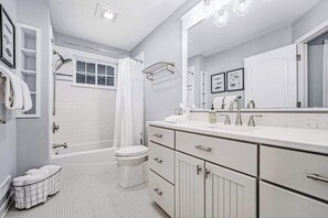 Shower, hair dryer, towels - Lakeview home with beach access, private pickleball court, firepits & fireplace (South Haven)