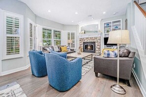 TV, fireplace, video games, offices - Lakeview home with beach access, private pickleball court, firepits & fireplace (South Haven)