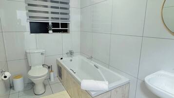 Apartment, 3 Bedrooms, Balcony | Bathroom