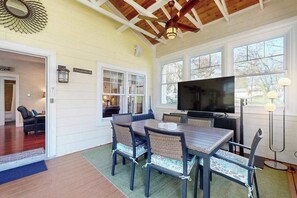 Dining - Cottage with large fenced yard & screened, three-season porch (Saugatuck)