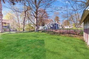 Property grounds - Cottage with large fenced yard & screened, three-season porch (Saugatuck)