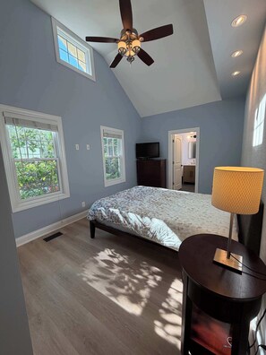 2 bedrooms, iron/ironing board, WiFi, bed sheets - Cottage with large fenced yard & screened, three-season porch (Saugatuck)