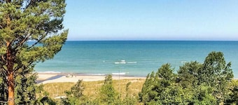 Gigantic lakefront home with private hot tub, washer/dryer, AC, deck, & firepit