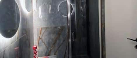 Chuveiro, secador de cabelo, bidê, toalhas de banho