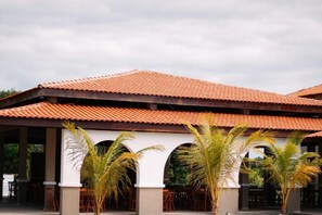 Outdoor dining - Hotel Casa de Retiro Sao Joao Paulo 2 (Aquiraz)