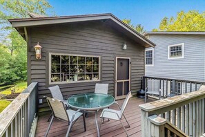 Outdoor dining - Cozy cottage surrounded by water w/ Kalamazoo River views - one dog OK (Saugatuck)