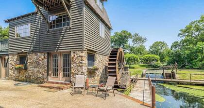 Cozy cottage surrounded by water w/ Kalamazoo River views - one dog OK