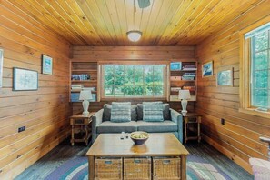 TV, DVD player, offices - Cozy cottage surrounded by water w/ Kalamazoo River views - one dog OK (Saugatuck)