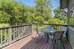 Outdoor dining - Cozy cottage surrounded by water w/ Kalamazoo River views - one dog OK (Saugatuck)