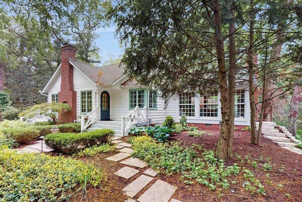 Exterior - Stunning Harbor County Home w/ Hot tub, Large yard, Near Beaches & Town. (Michiana)