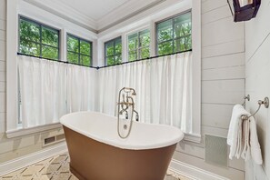 Shower, hair dryer, towels - Stunning Harbor County Home w/ Hot tub, Large yard, Near Beaches & Town. (Michiana)