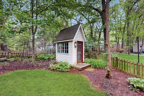 Exterior - Stunning Harbor County Home w/ Hot tub, Large yard, Near Beaches & Town. (Michiana)