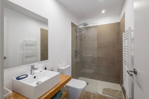 Shower, hair dryer, towels - Fantastic Villa with Private Pool and Garden (Pals)