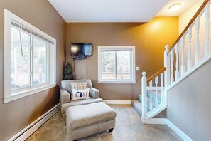 Interior - Charming in Town Home w/ Backyard Patio, Fire Pit, just steps from Indian River! (Indian River)