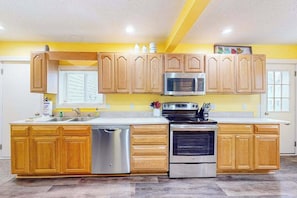 Fridge, microwave, oven, stovetop - Charming in Town Home w/ Backyard Patio, Fire Pit, just steps from Indian River! (Indian River)