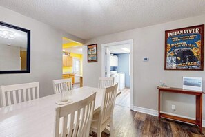 Dining - Charming in Town Home w/ Backyard Patio, Fire Pit, just steps from Indian River! (Indian River)