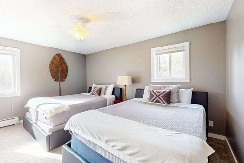 Charming in Town Home w/ Backyard Patio, Fire Pit, just steps from Indian River!