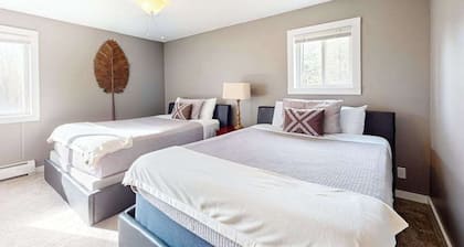 Charming in Town Home w/ Backyard Patio, Fire Pit, just steps from Indian River!